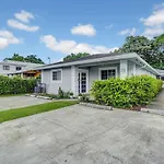 Poolside Oasis-Your Wynwood Family Retreat
