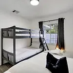 Poolside Oasis-Your Wynwood Family Retreat